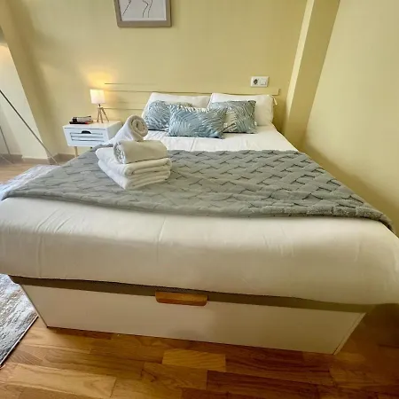 Apt Centro con Terracita Rua Cuba ツ Rias Baixas Rentals * Vigo